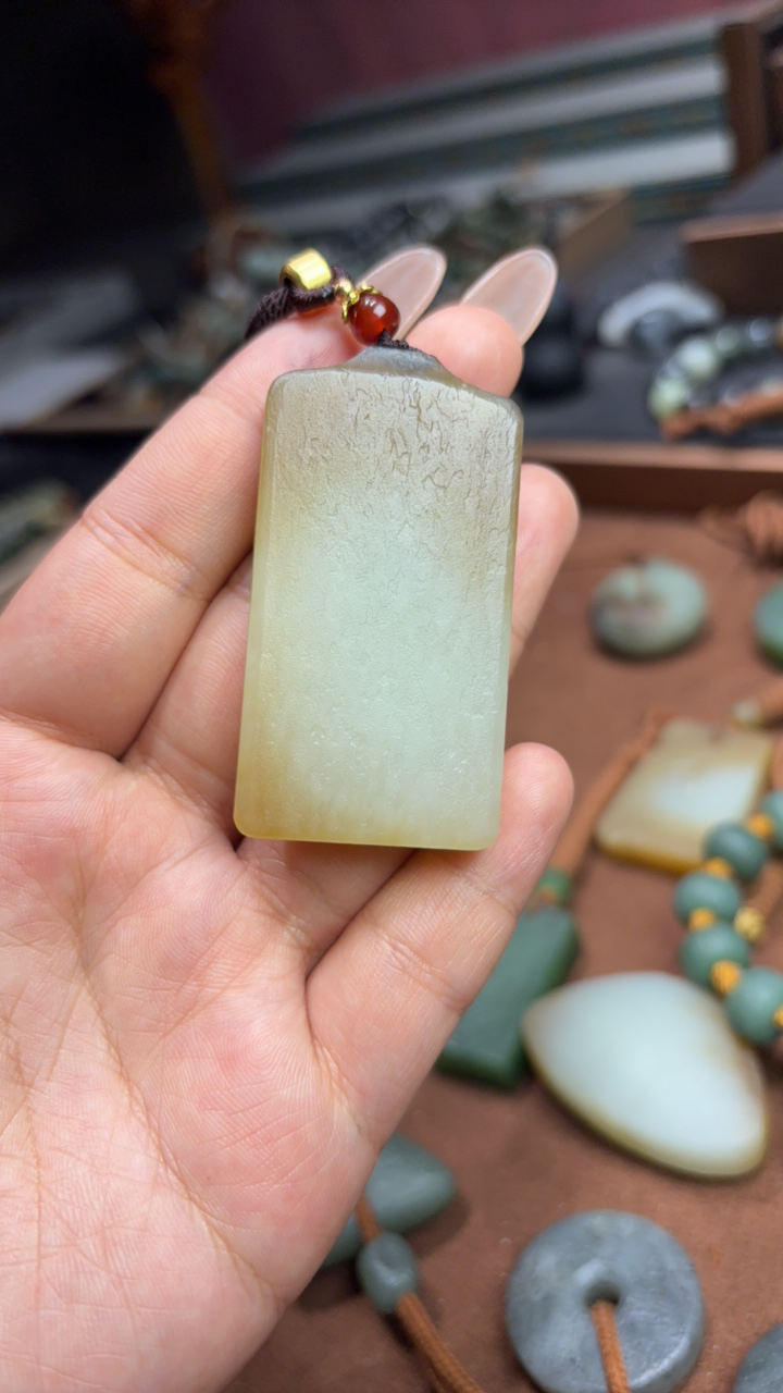天然和田玉老光吊坠