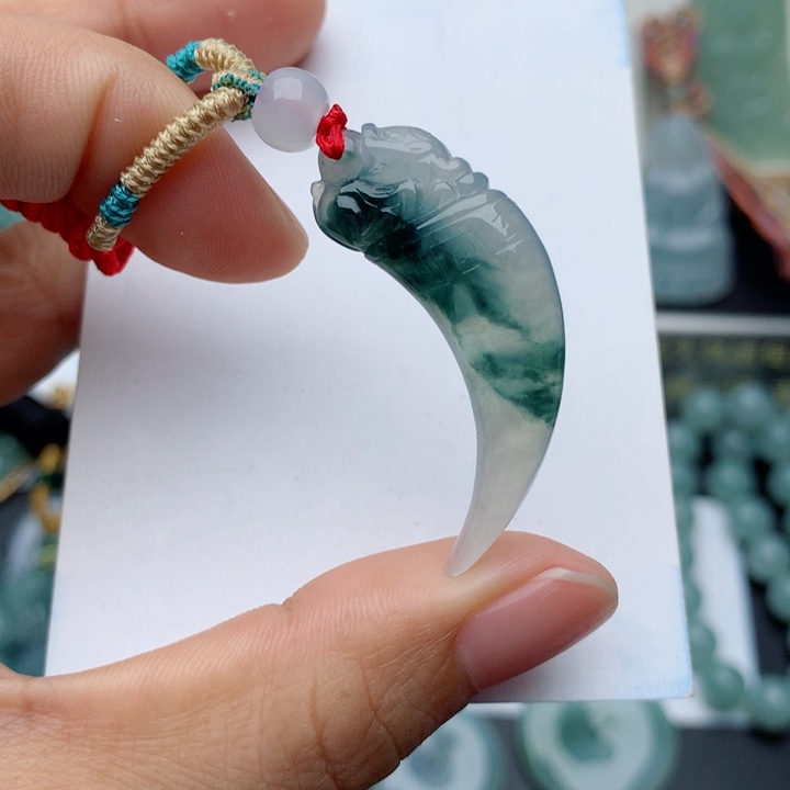 翡翠未镶嵌颈饰龙牙