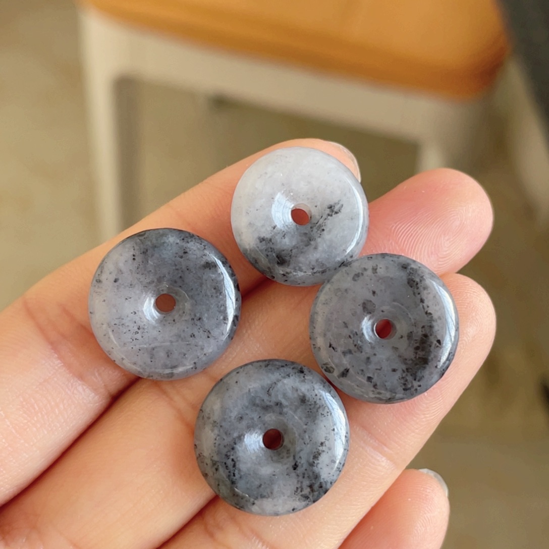 翡翠颈饰未镶嵌一手