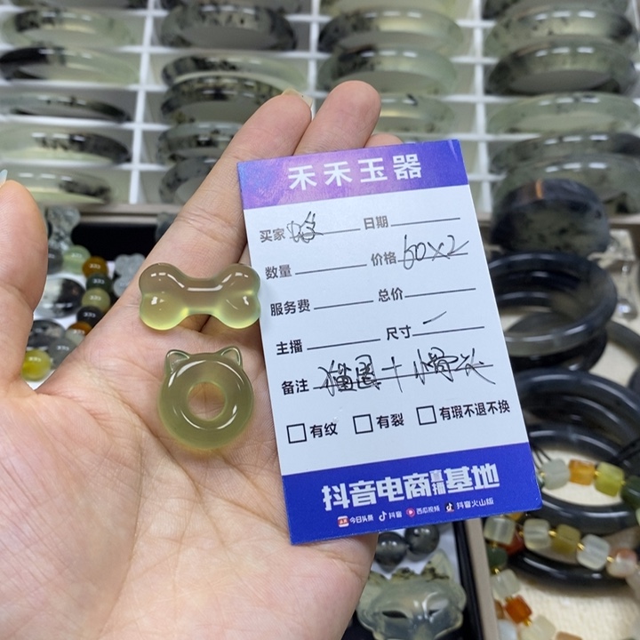 蜉***梦未镶嵌蛇纹石玉颈饰天然岫玉吊坠