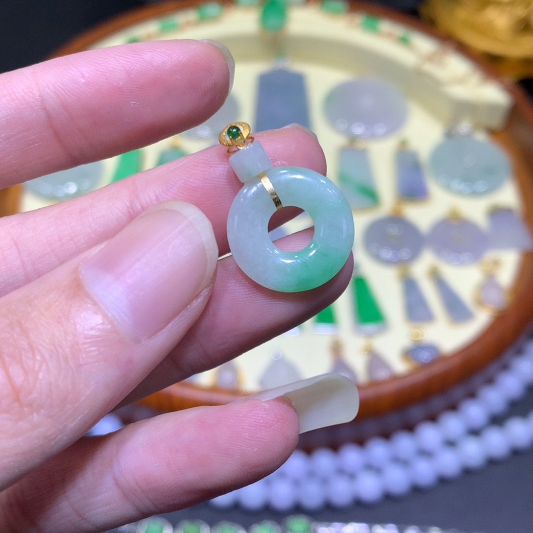 翡翠吊坠(不含链)18K金镶嵌