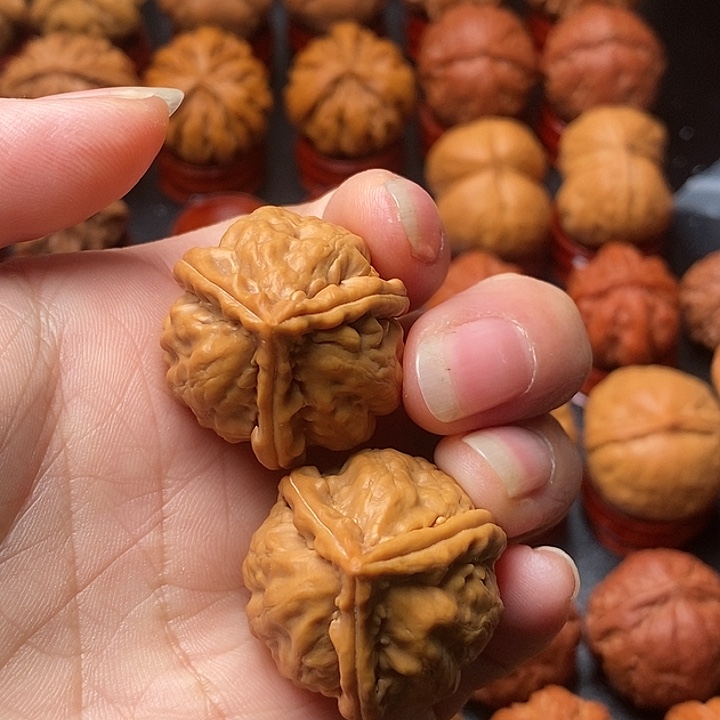 文玩核桃吊坠三棱