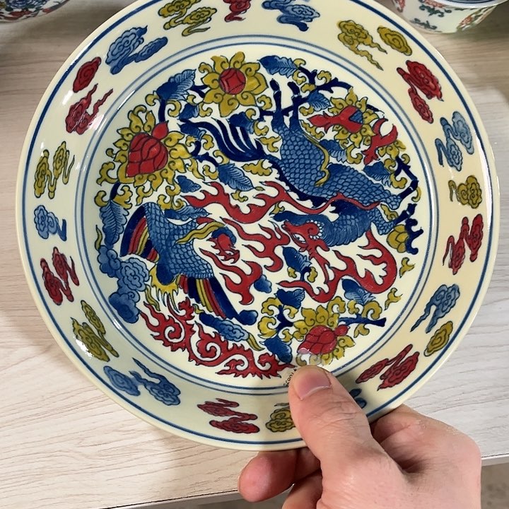 瓷片//////直径19.5厘米。黄。