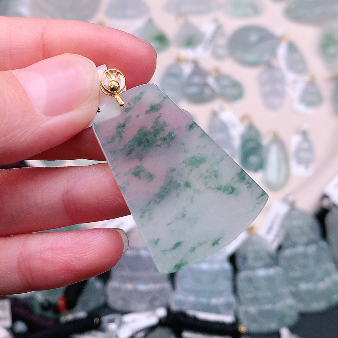 翡翠颈饰18K金镶嵌飘花无事牌