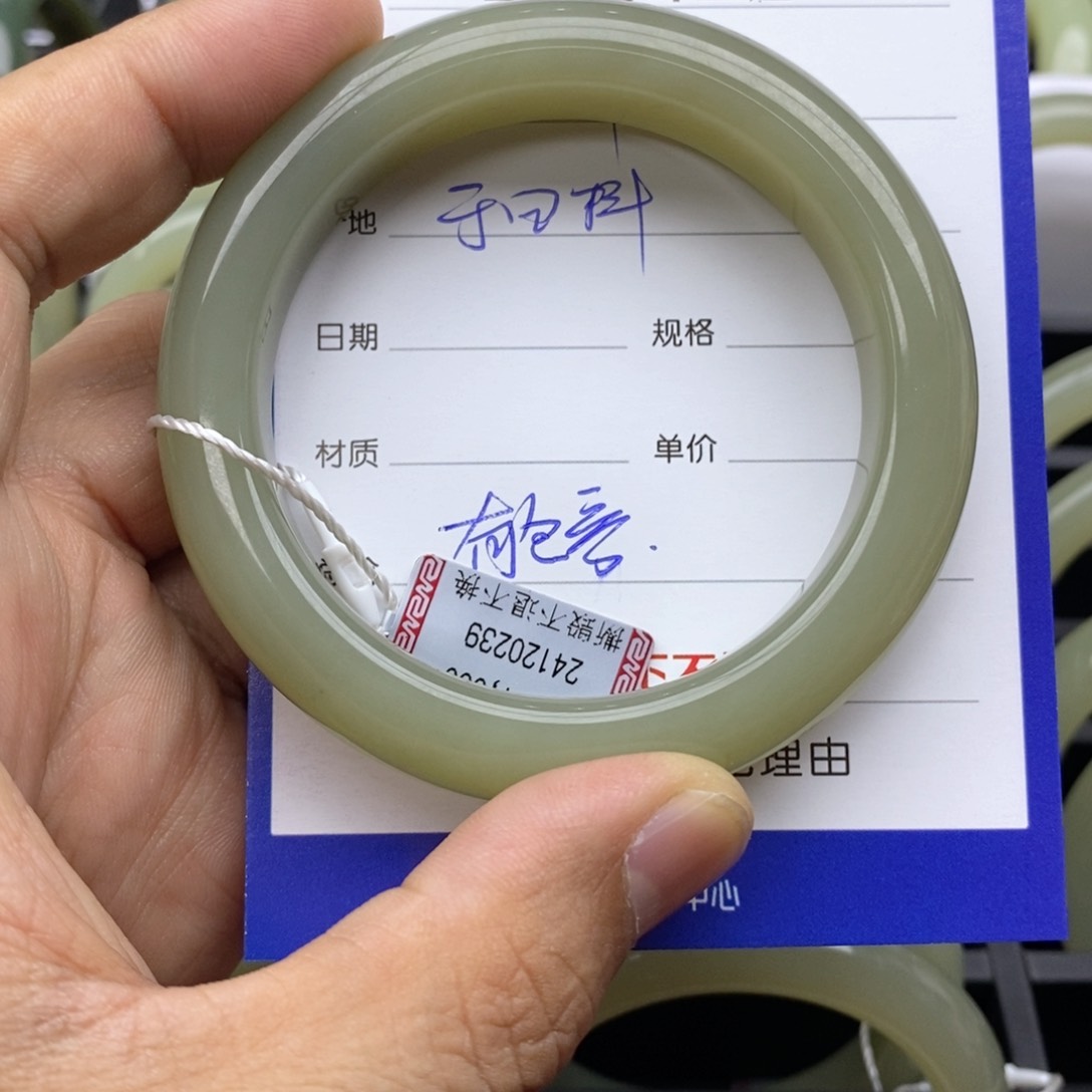 和田玉手镯未镶嵌冰*