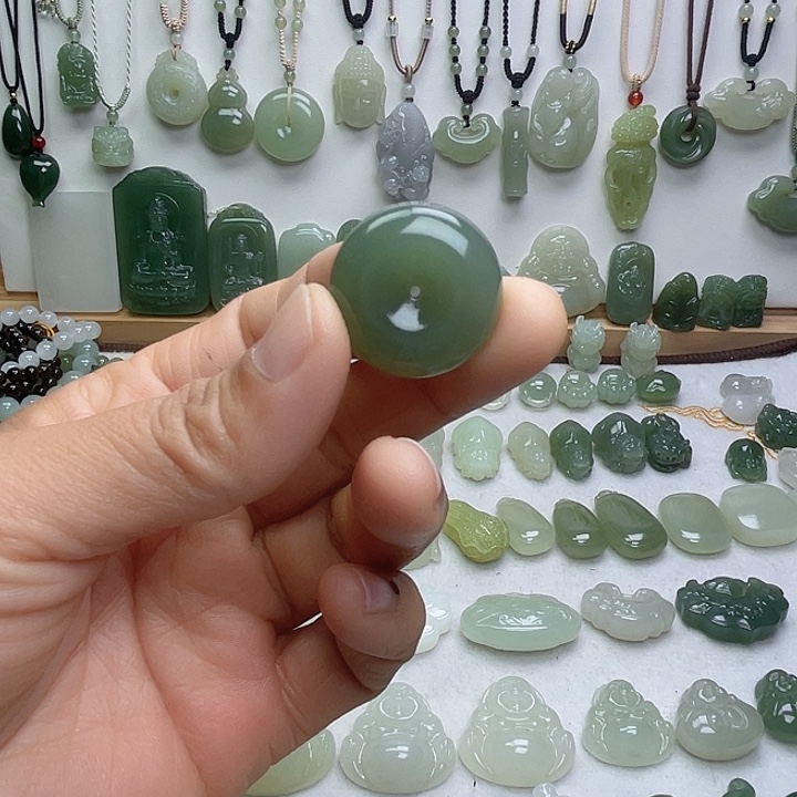 图****和田玉未镶嵌颈饰