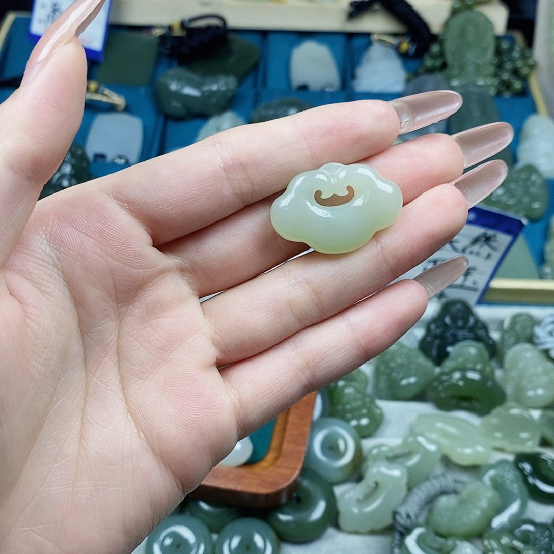 小****和田玉未镶嵌颈饰祥云锁1011