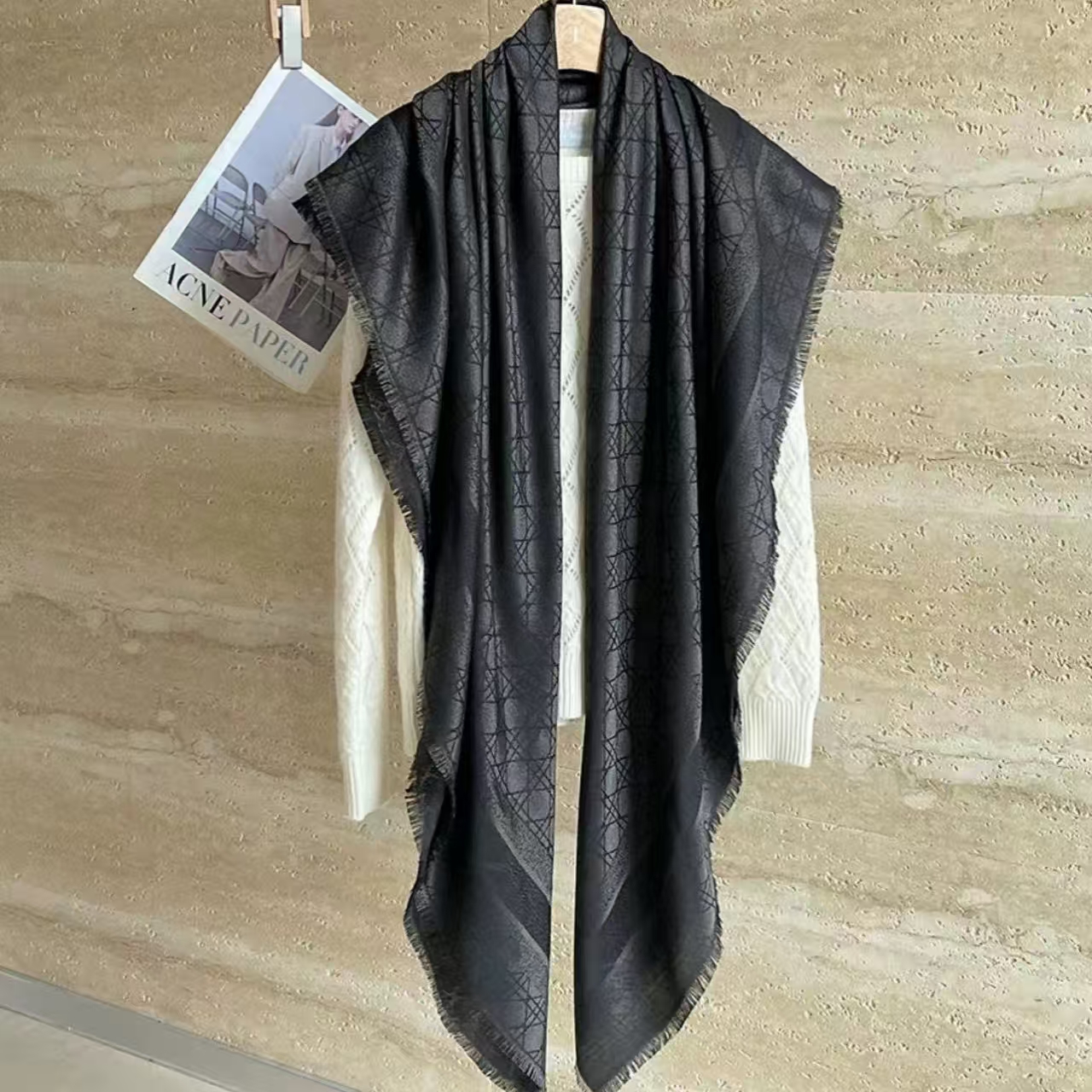 小标满印银线方巾围巾