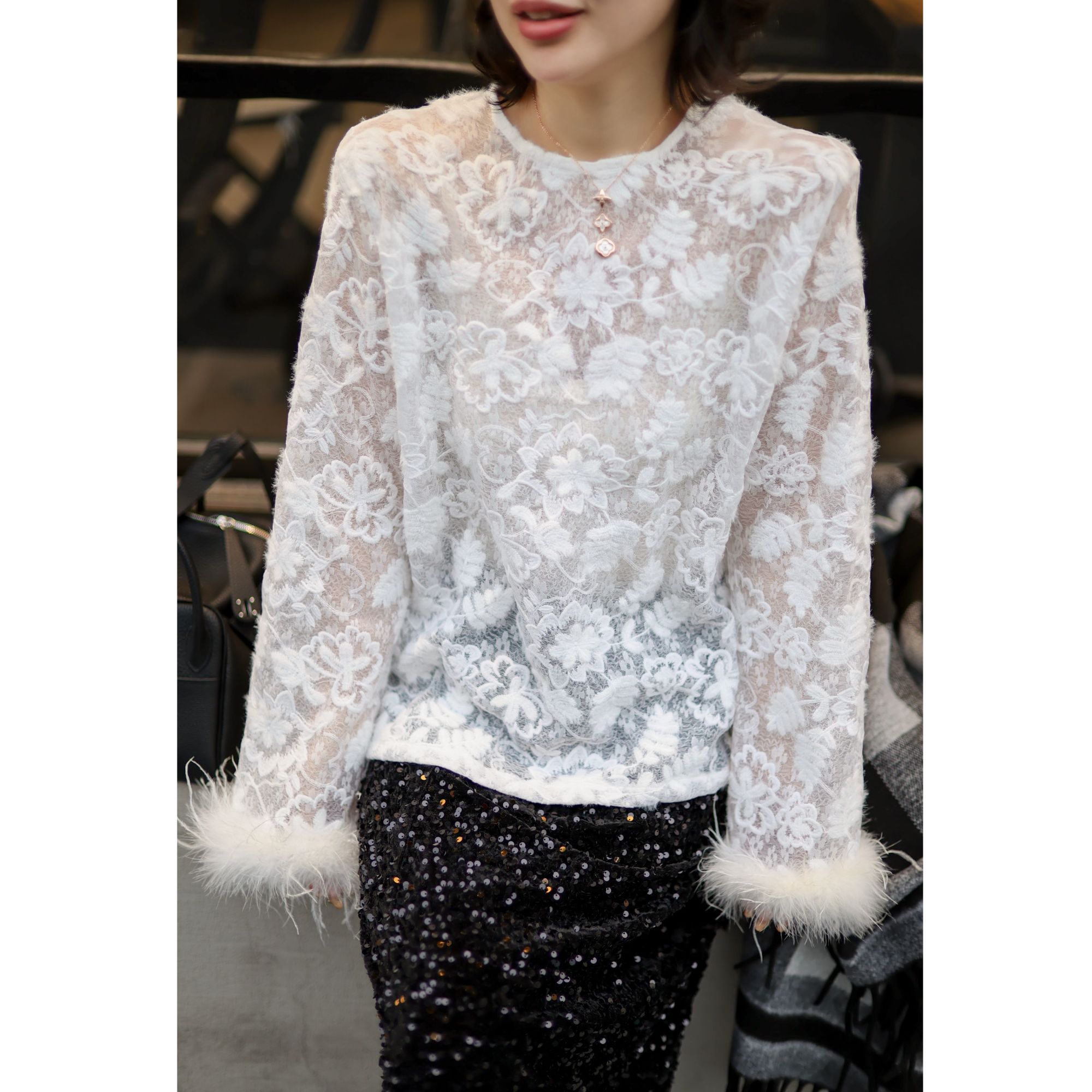 《谁穿谁显贵》奶白色立体蕾丝加羽毛袖口自带千金滤镜