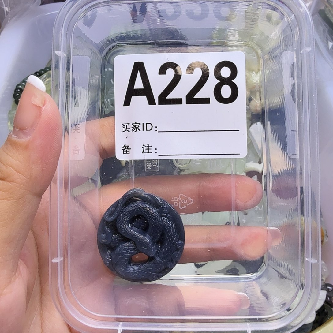 蛇纹石玉颈饰未镶嵌