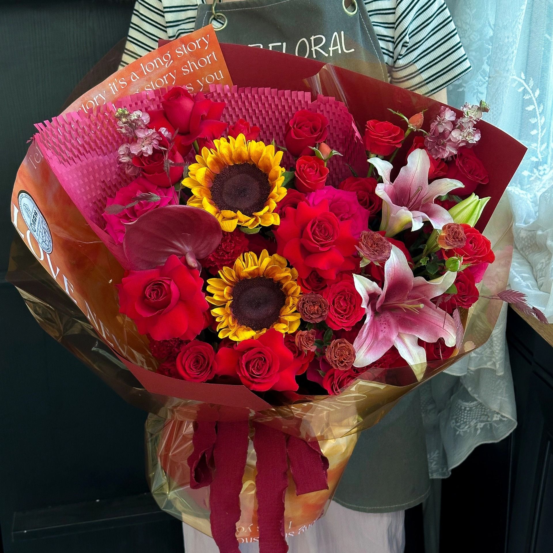 【心怀悸动】2朵向日葵红玫瑰花搭配蓝百合花束送妈妈婚礼订婚花束花店送花上门