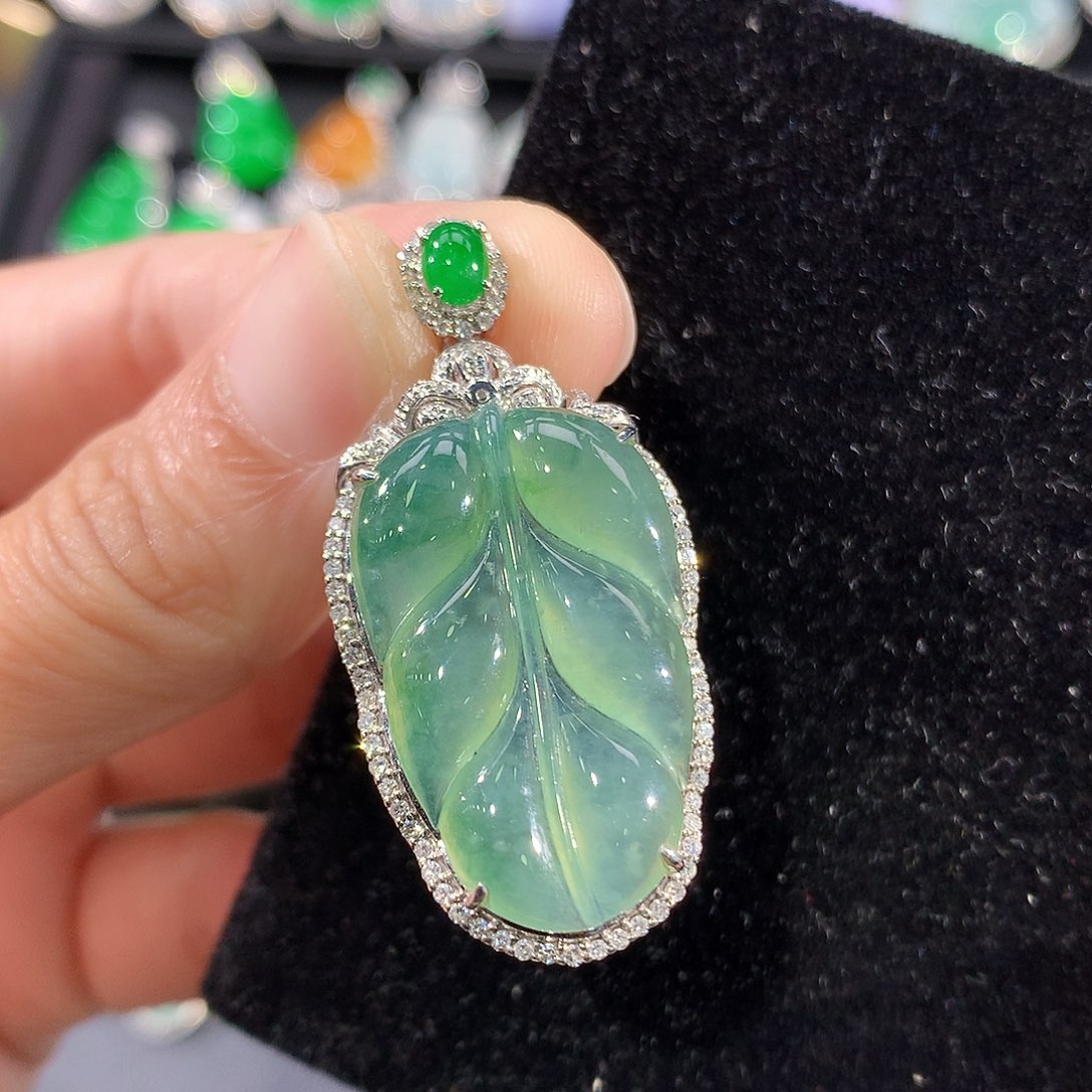 翡翠18K金镶嵌颈饰