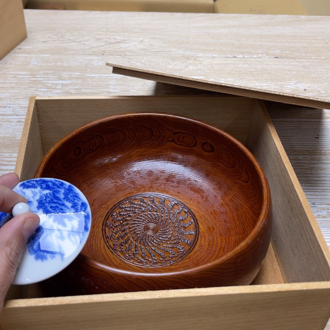 瓷片密密麻麻地排列在一起