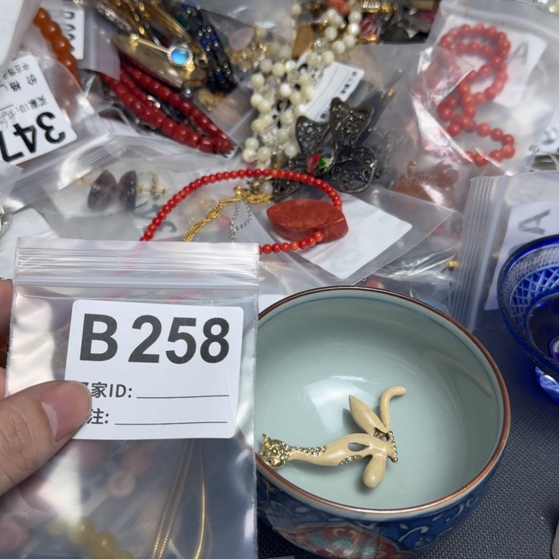 茶盏诺****?默认微瑕看好出手