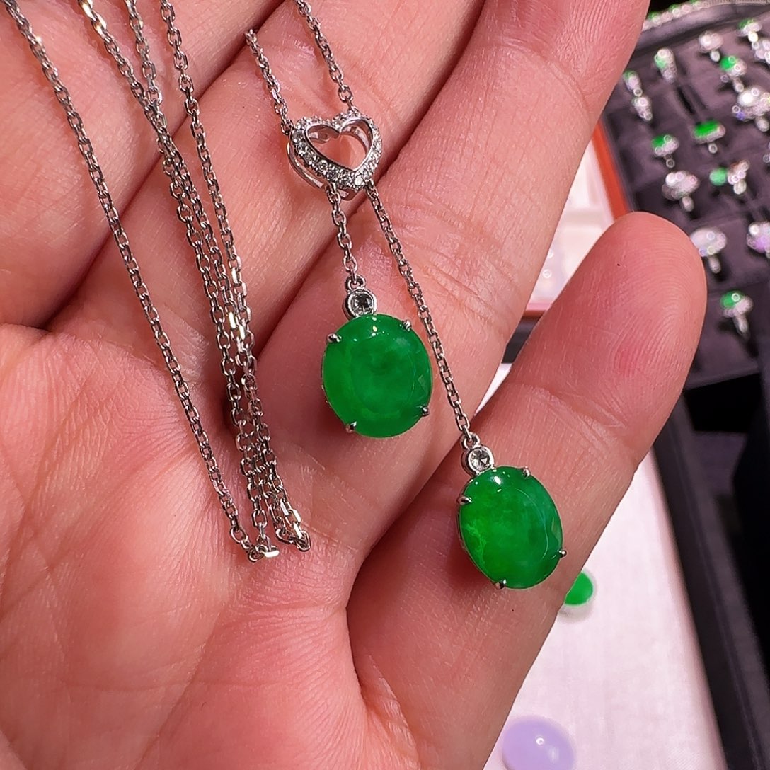 翡翠18K金镶嵌颈饰