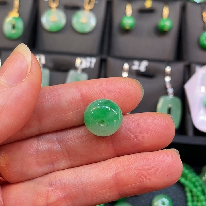 V***M翡翠未镶嵌颈饰甜甜圈