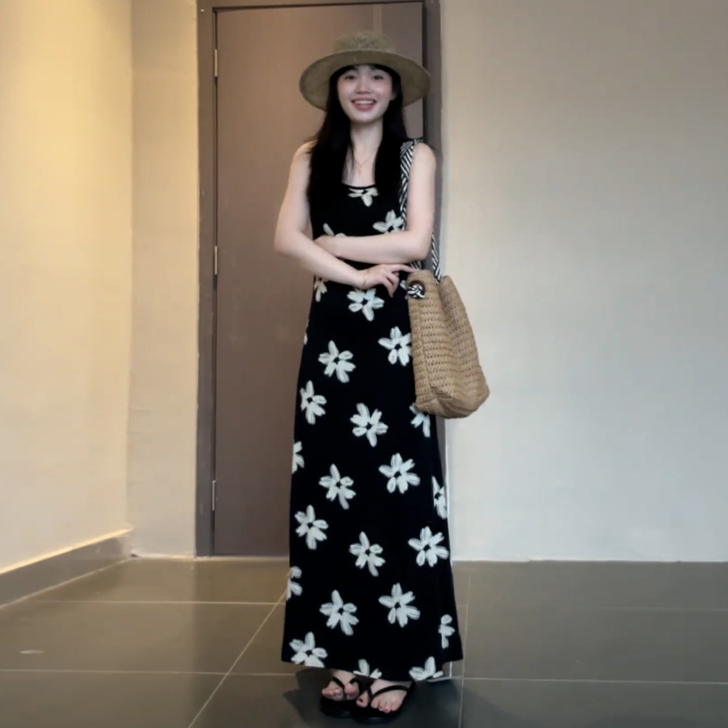 法式海边度假黑色吊带碎花连衣裙子女夏季2025新款小个子气质长裙