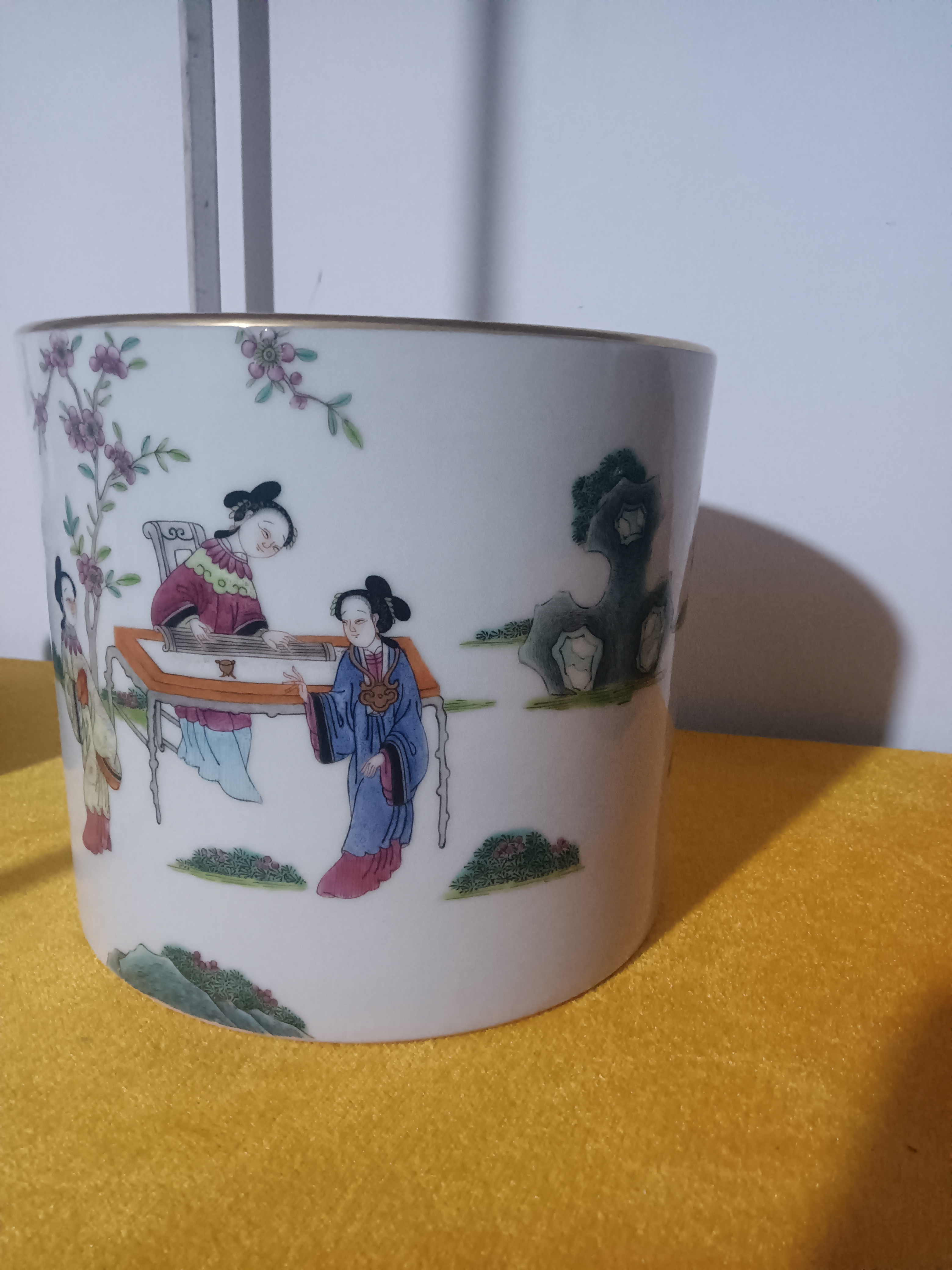 粉彩仕女人物笔筒