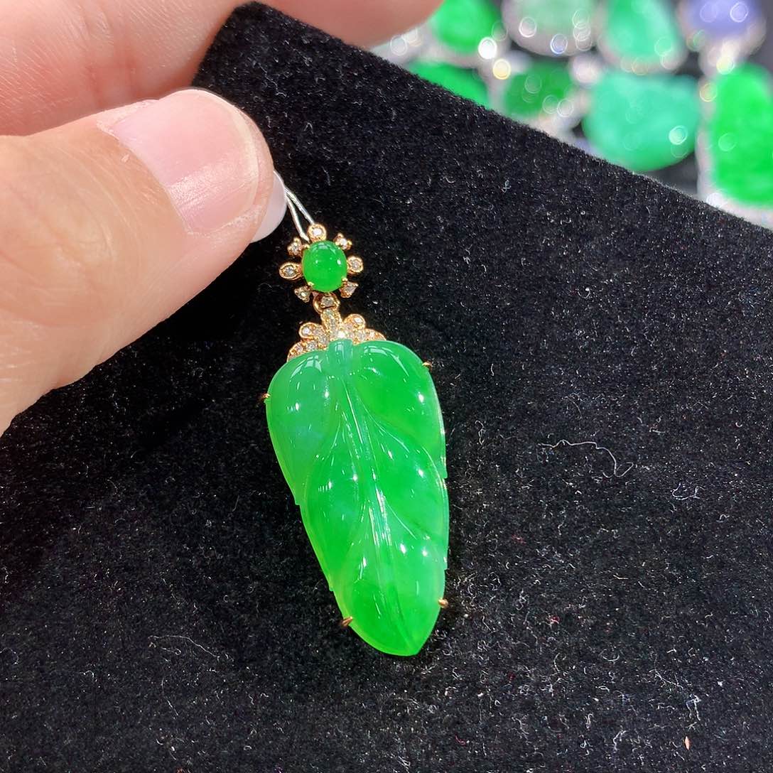 翡翠18K金镶嵌颈饰