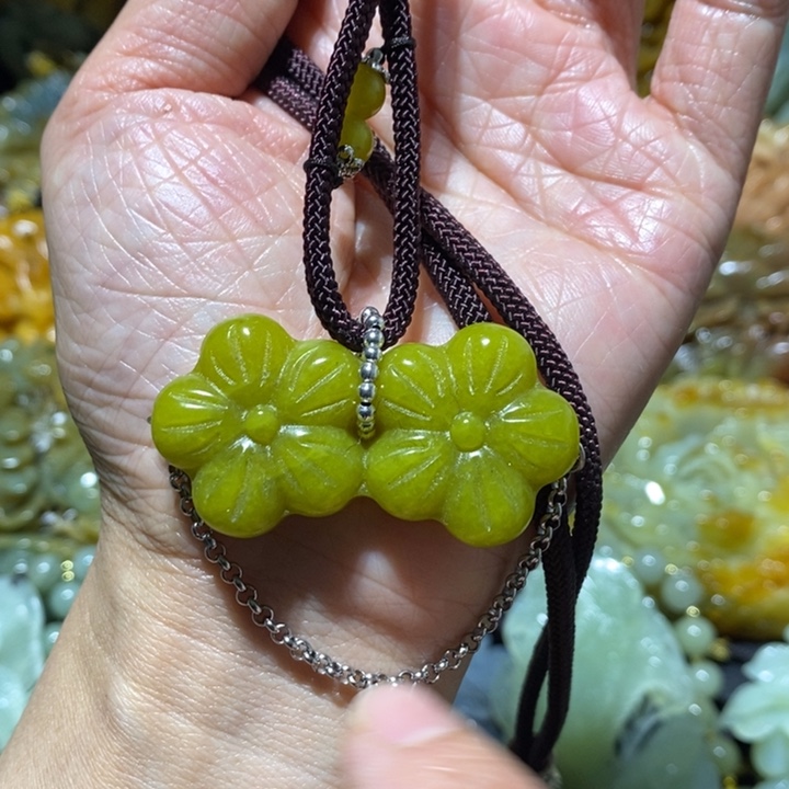 蛇纹石玉岫玉吊坠未镶嵌