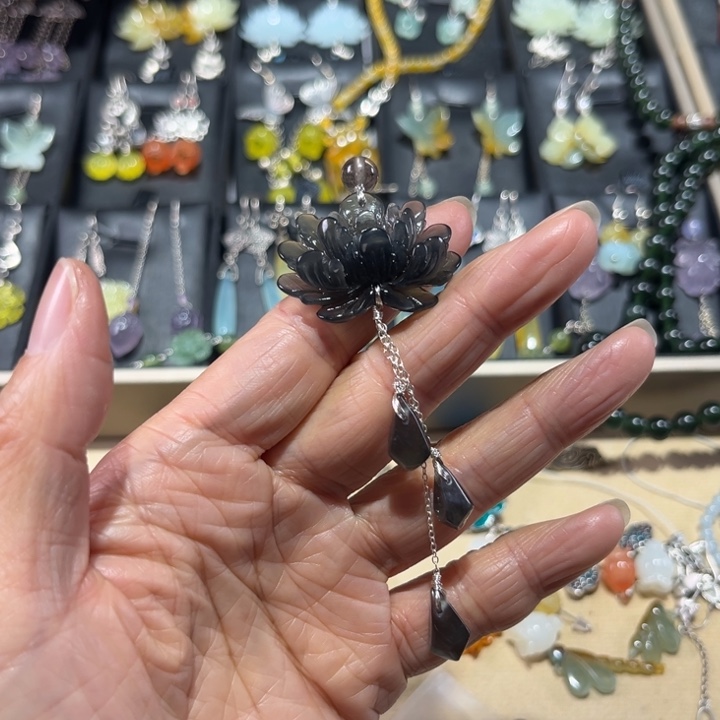 健***丽蛇纹石玉未镶嵌耳饰