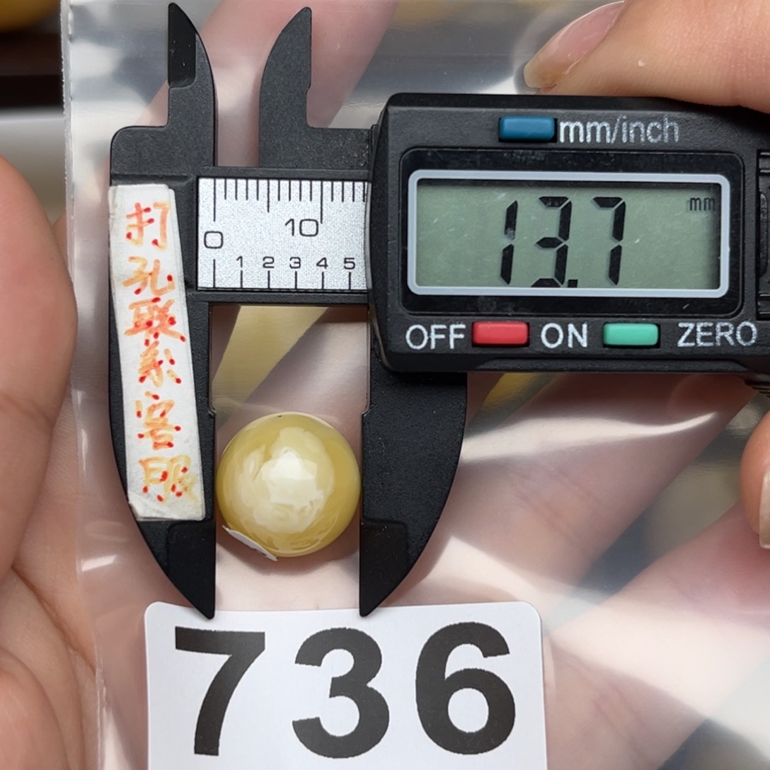 未镶嵌蜜蜡裸石陳**气微瑕