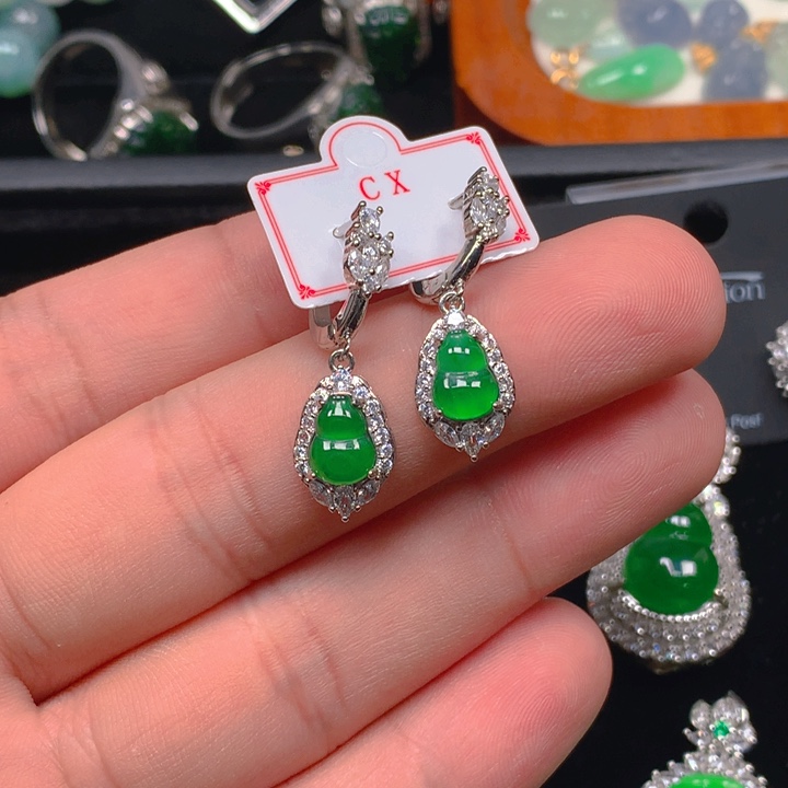 翡翠未镶嵌颈饰葫芦