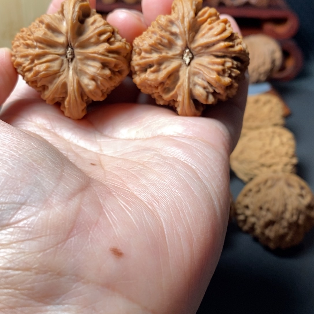 桃核吊坠左*、文玩核桃