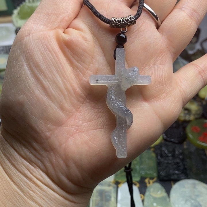 蛇纹石玉颈饰合金