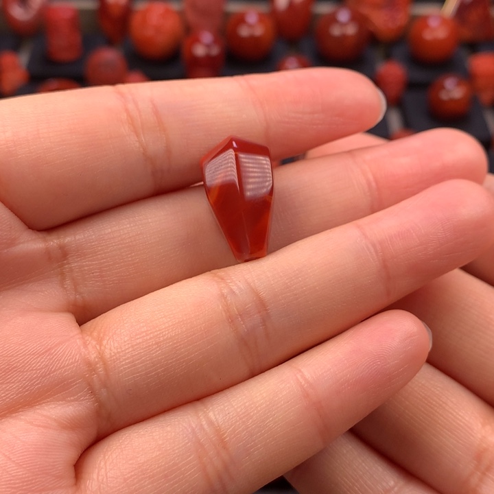 南红玛瑙未镶嵌牛血红鲨鱼背三通11MM