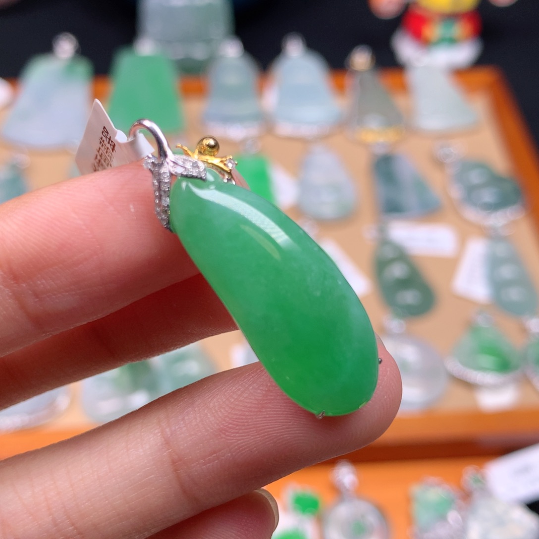 翡翠颈饰18K金镶嵌奶****叫