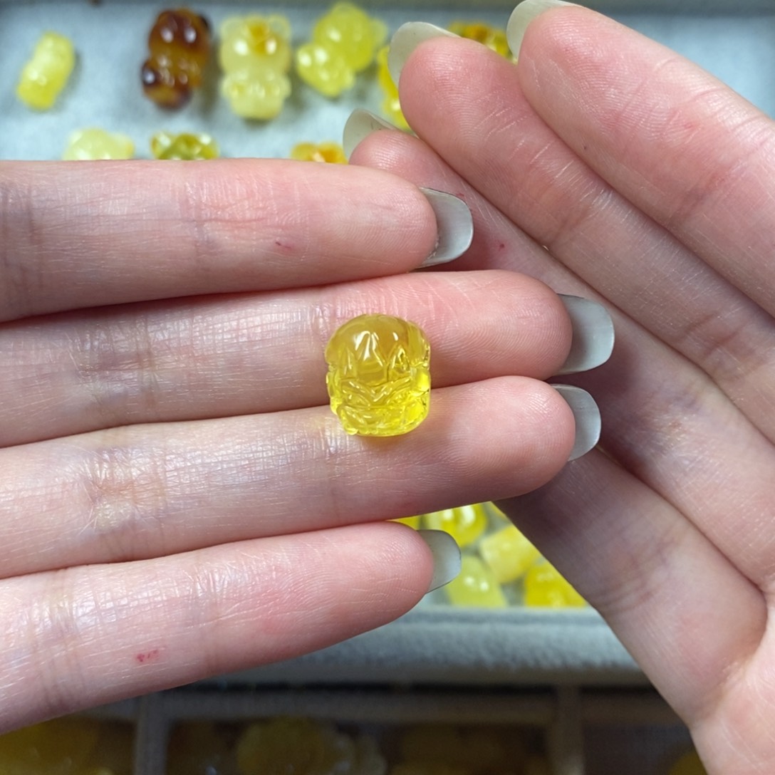 琥珀裸石未镶嵌貔貅