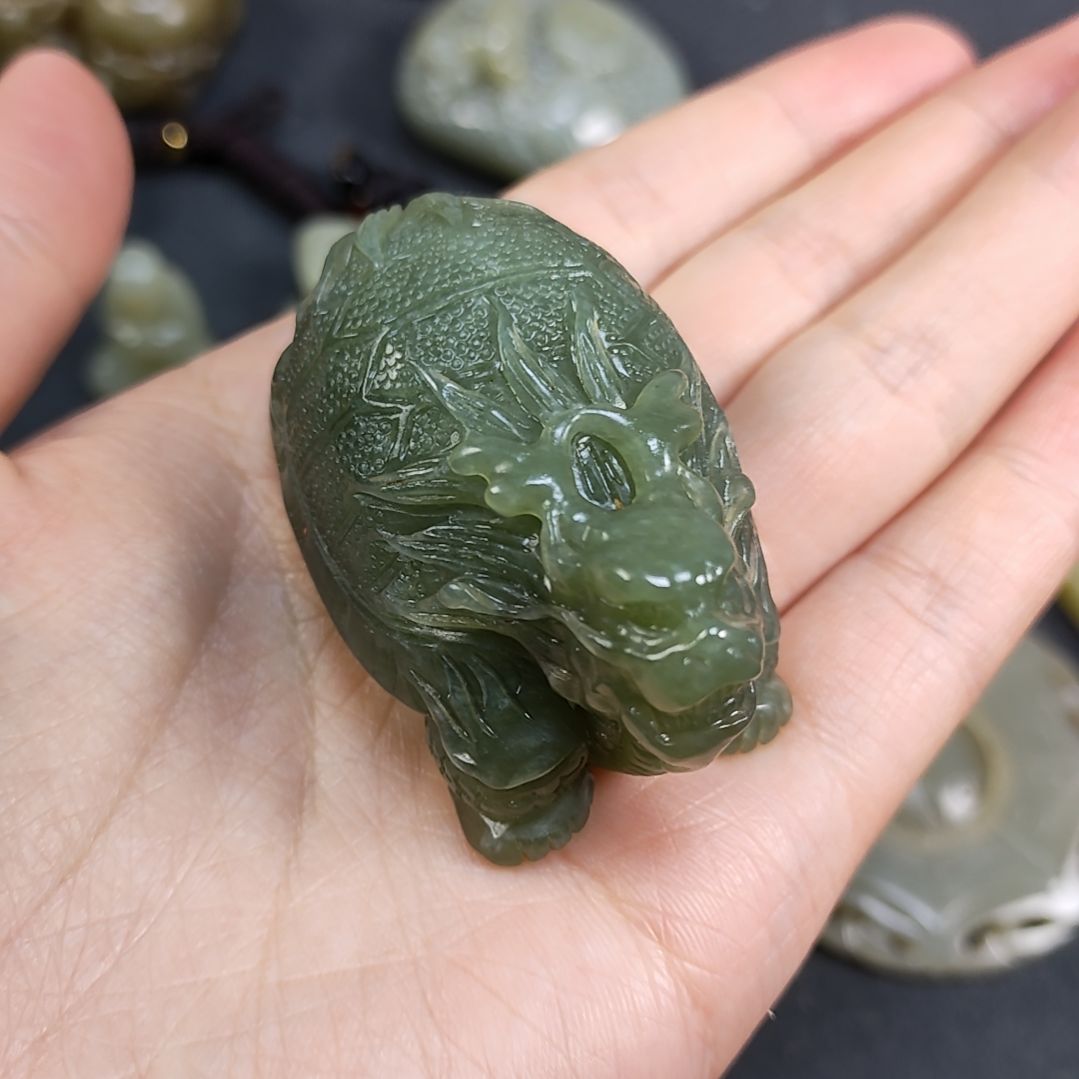 和田玉颈饰未镶嵌摇***旗