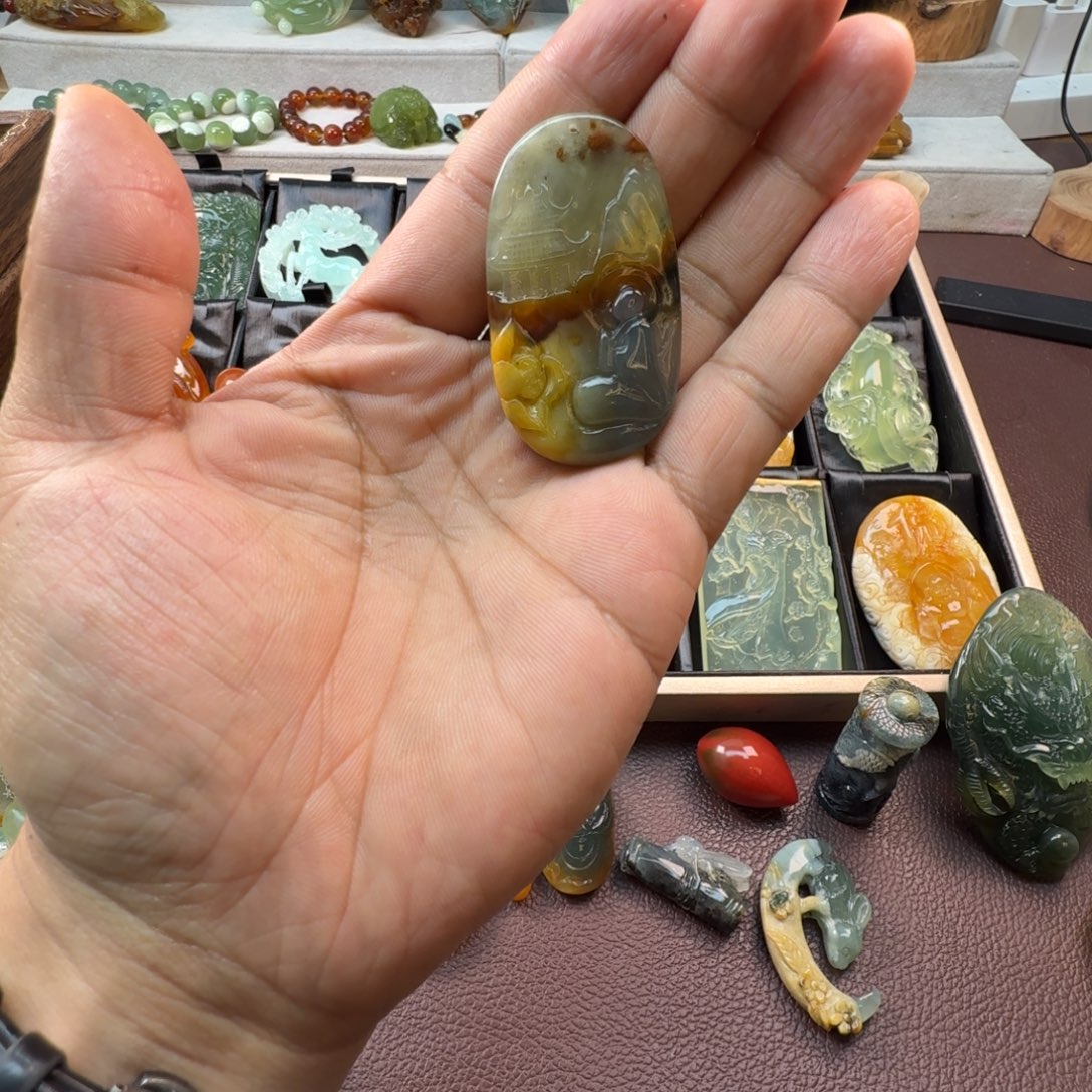 蛇纹石玉未镶嵌颈饰