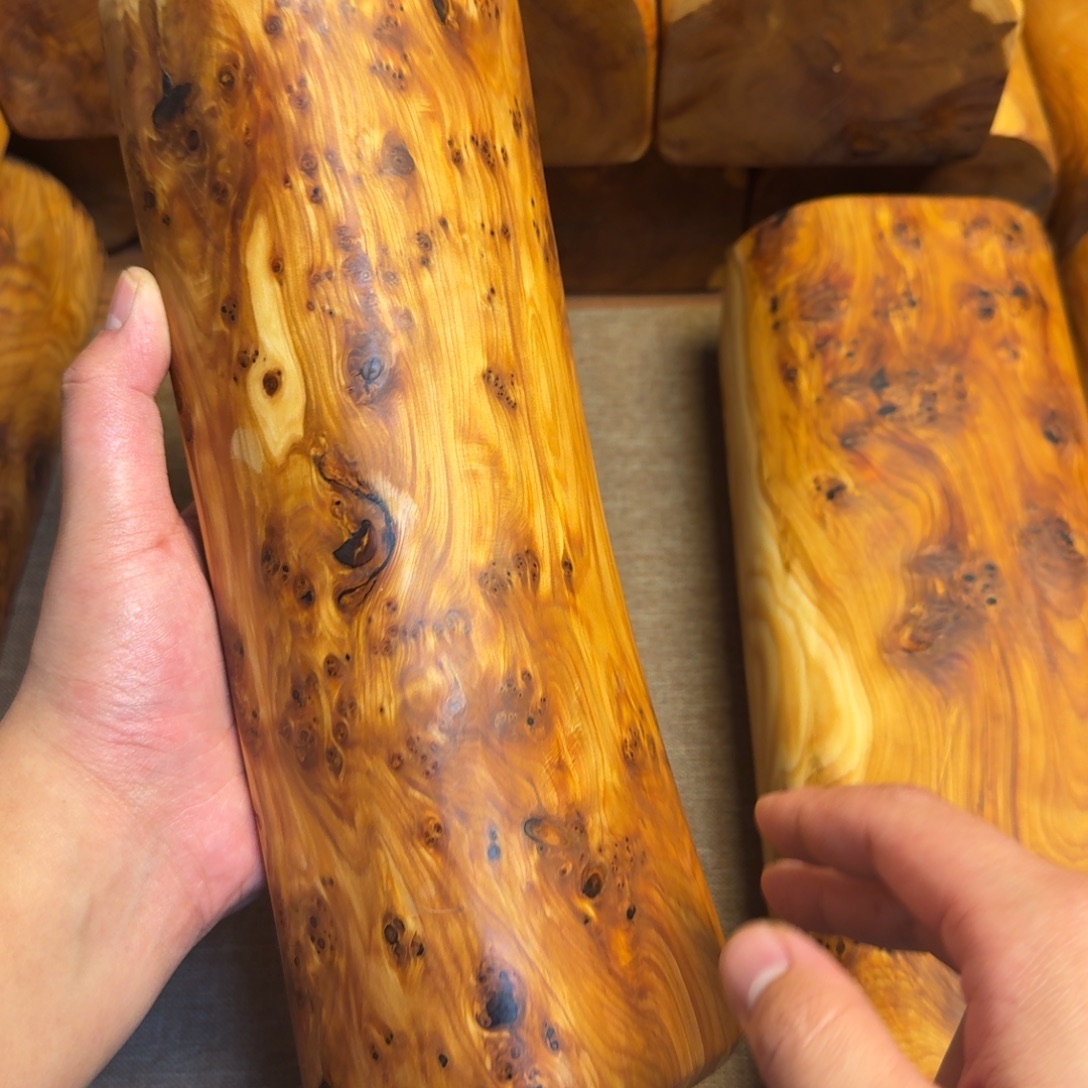 胡***查鹅绒竹炭崖柏黑油颈椎枕。黑油老料