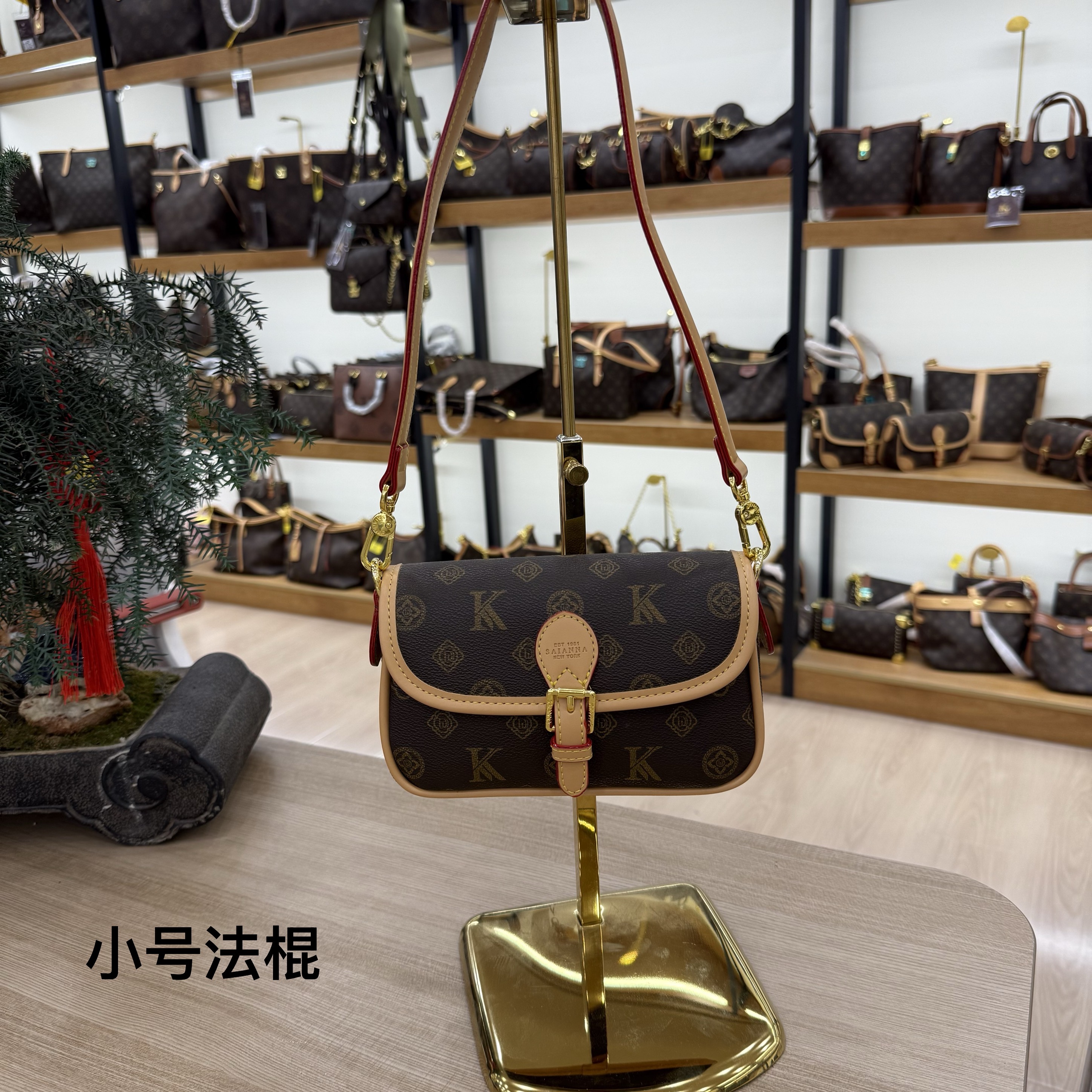 【6201】字母杏小法棍秋冬新款百搭单肩斜挎包【宽20高13】