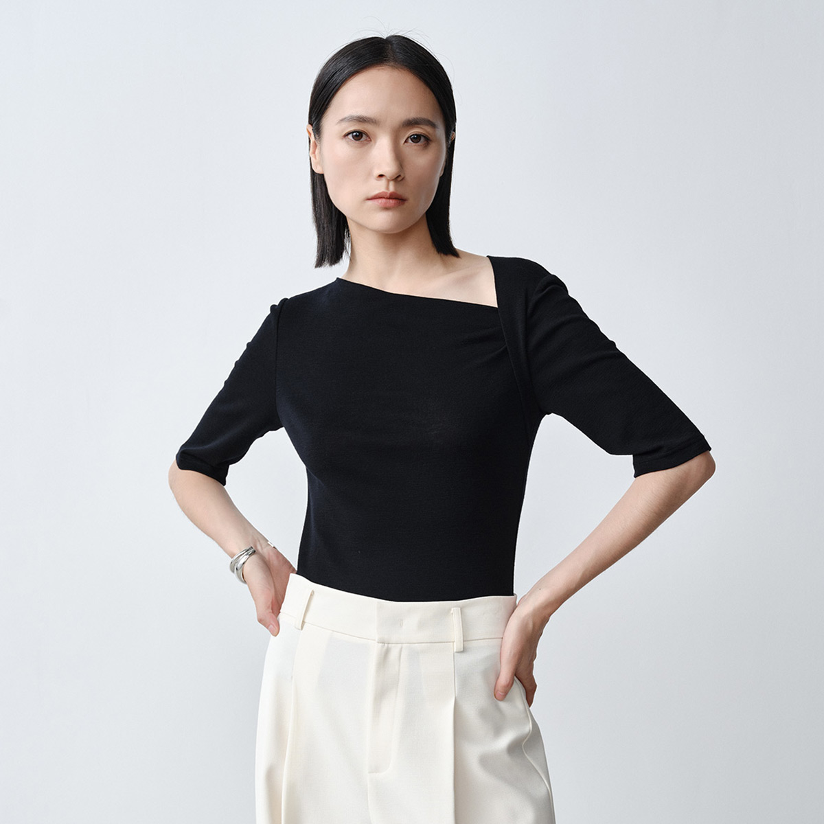 2025年秋季新款黑色不规则领口短袖女针织衫t恤M266037