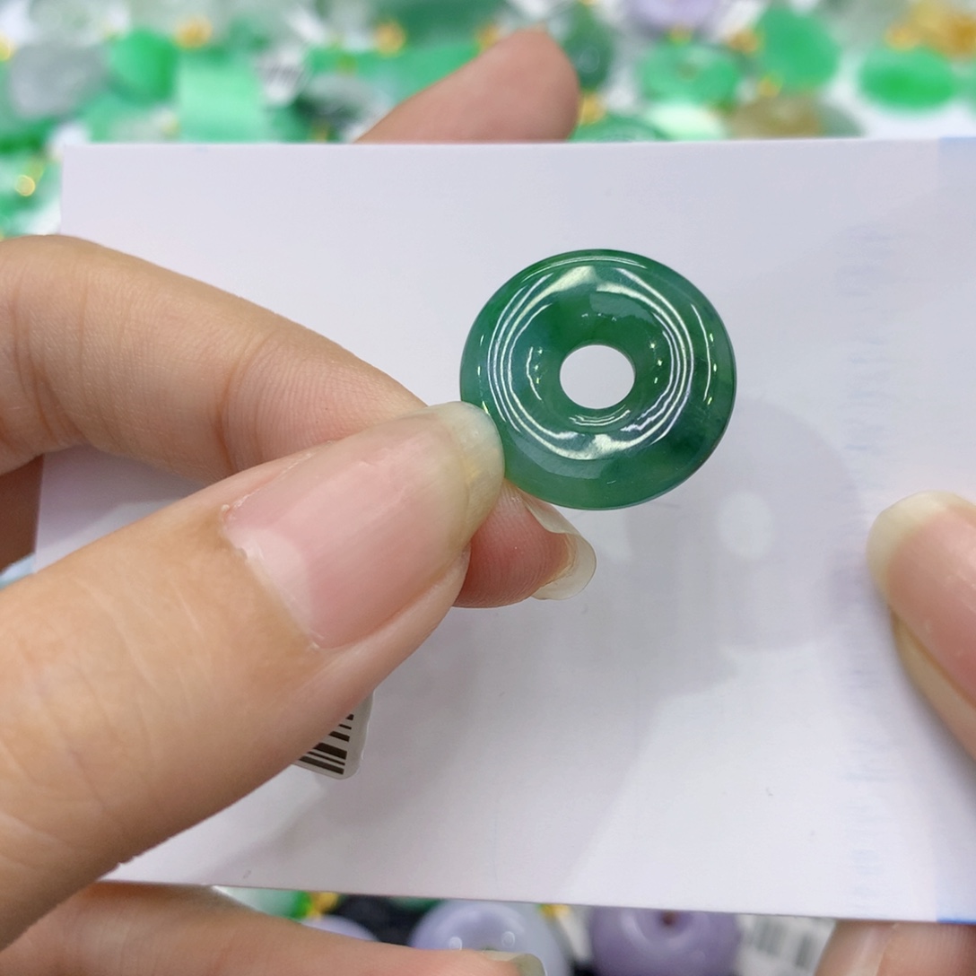 颈饰18K金镶嵌翡翠