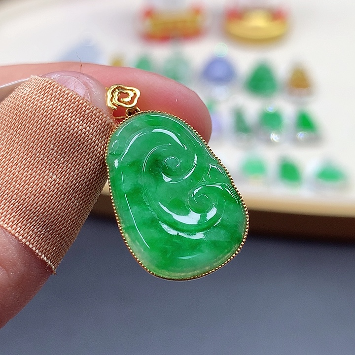 翡翠18K金镶嵌颈饰