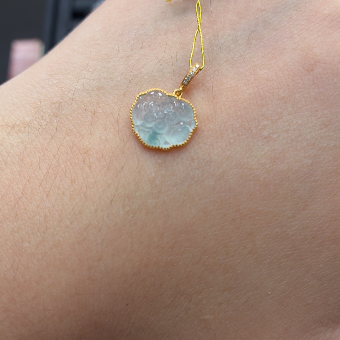 翡翠18K金镶嵌颈饰