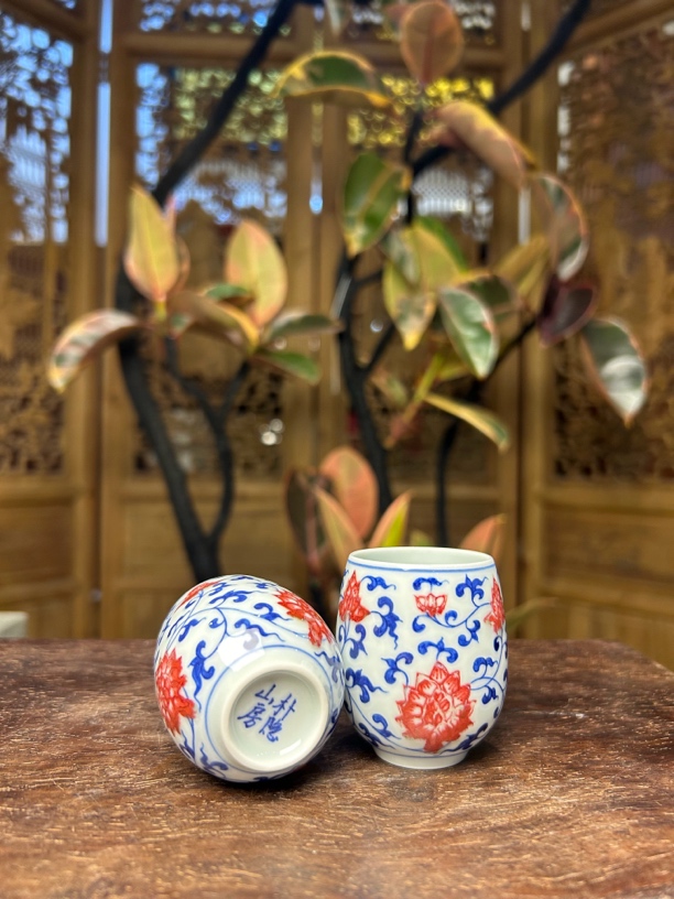 青花釉里红缠枝莲闻香杯对杯