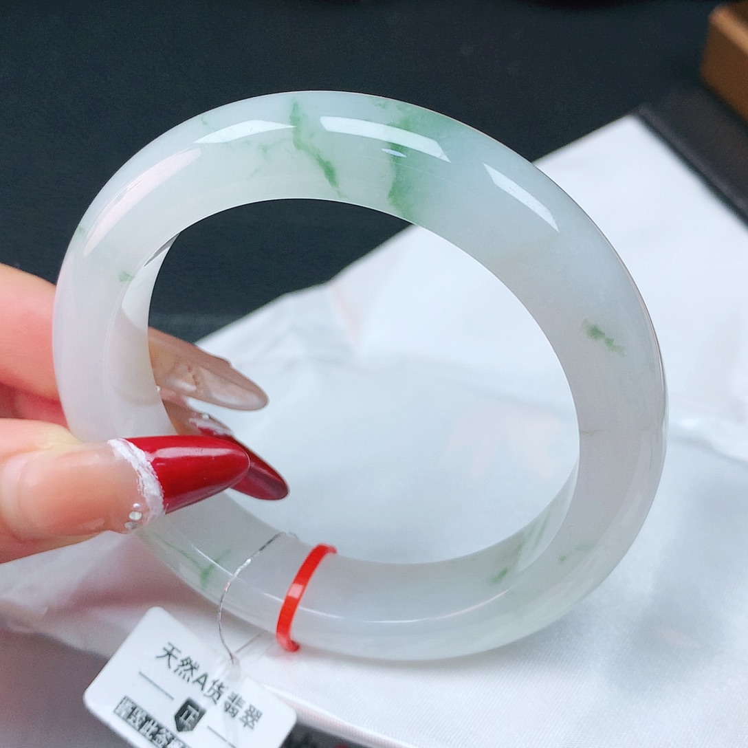 翡翠手镯未镶嵌55圈