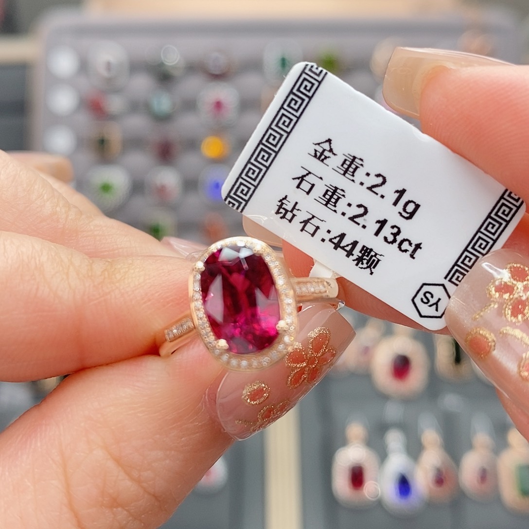 碧玺戒指18K金镶嵌2.13。