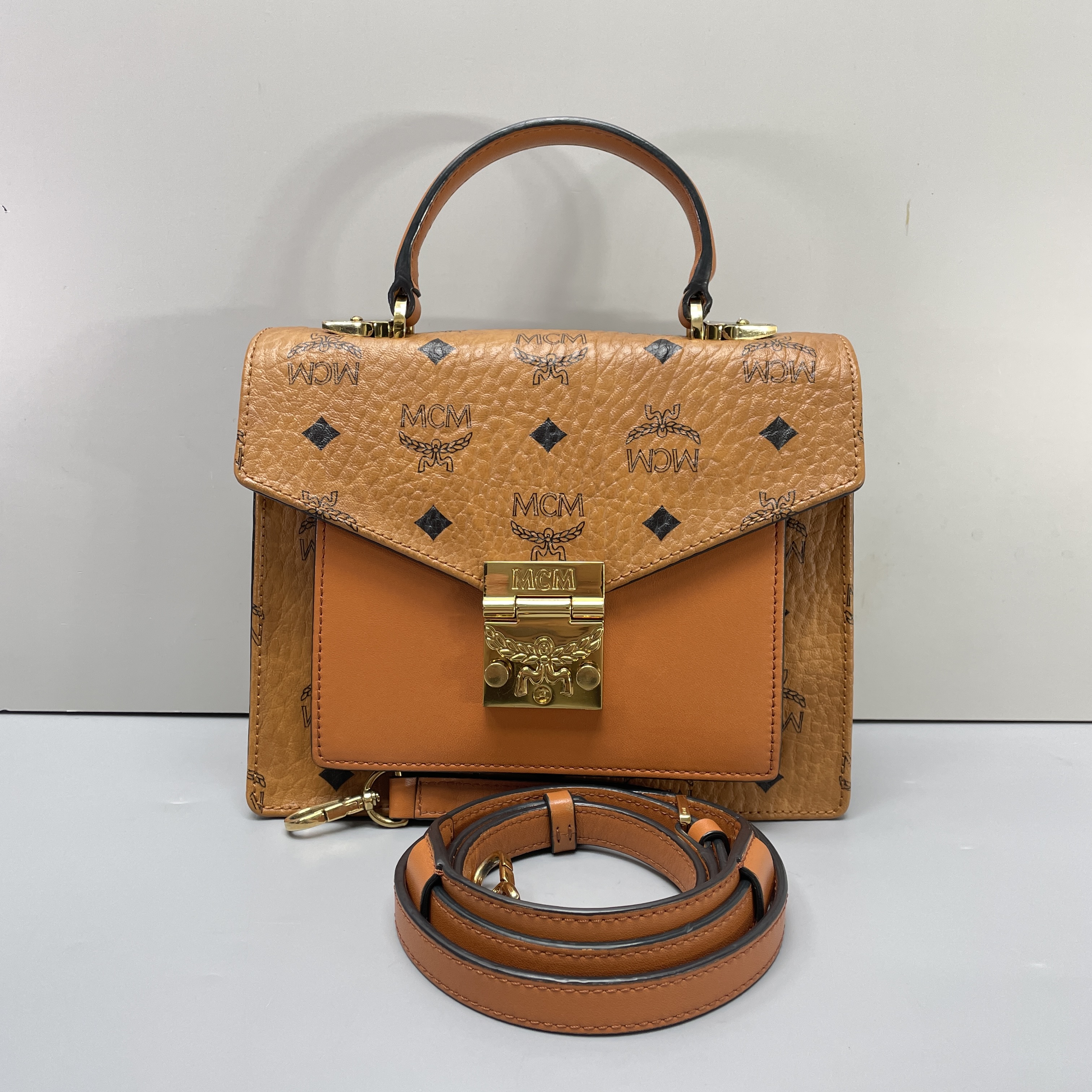 95新 MCM 媚姐/mcm干邑色手提邮差包21x17x7cmG080702