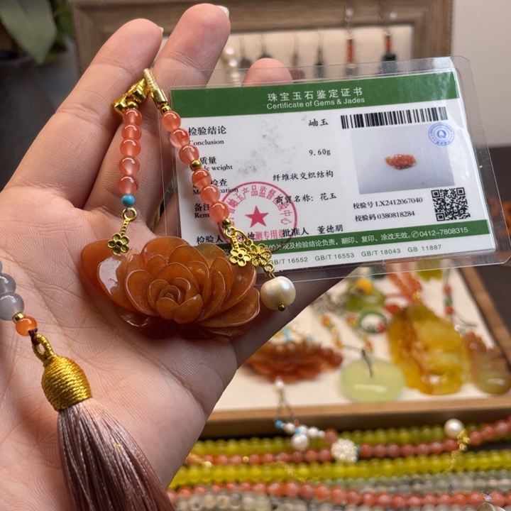 蛇纹石玉吊坠未镶嵌糖*白