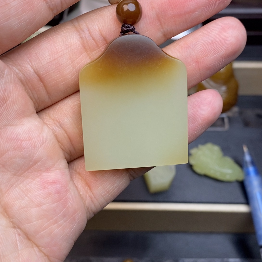 和田玉颈饰未镶嵌峰**转