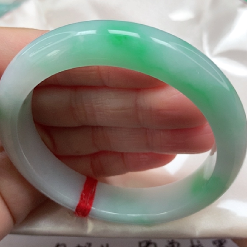 【闪购商品】翡翠手镯未镶嵌冰糯阳绿白底青手镯5657圈2号