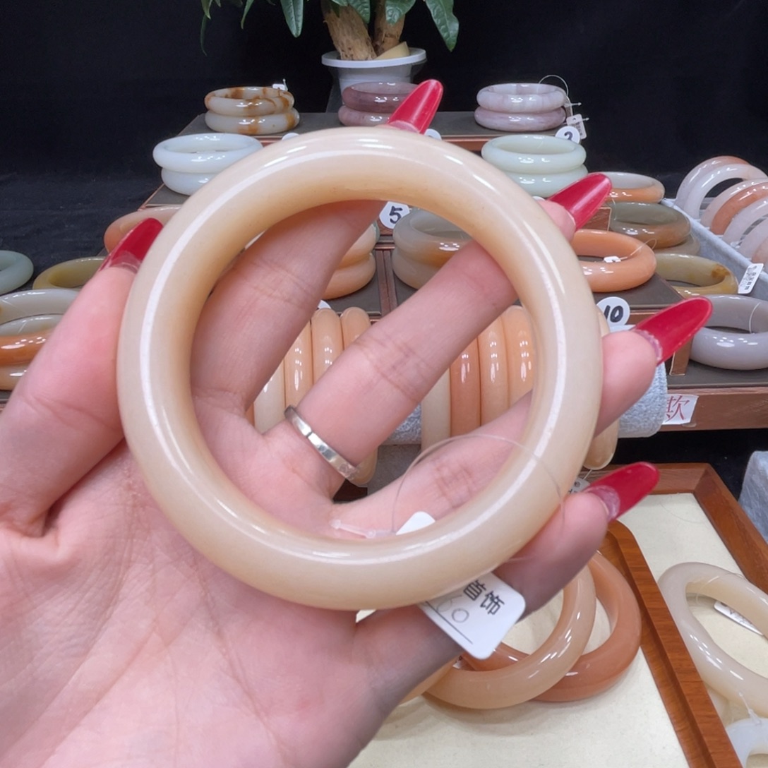 荔***ಣ石英质玉未镶嵌手镯