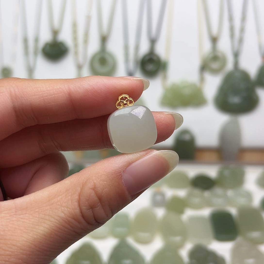 用***3和田玉18K金镶嵌颈饰