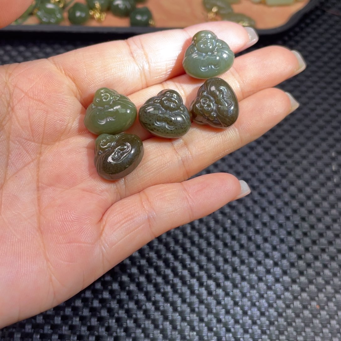 和田玉未镶嵌颈饰带糖宝宝佛